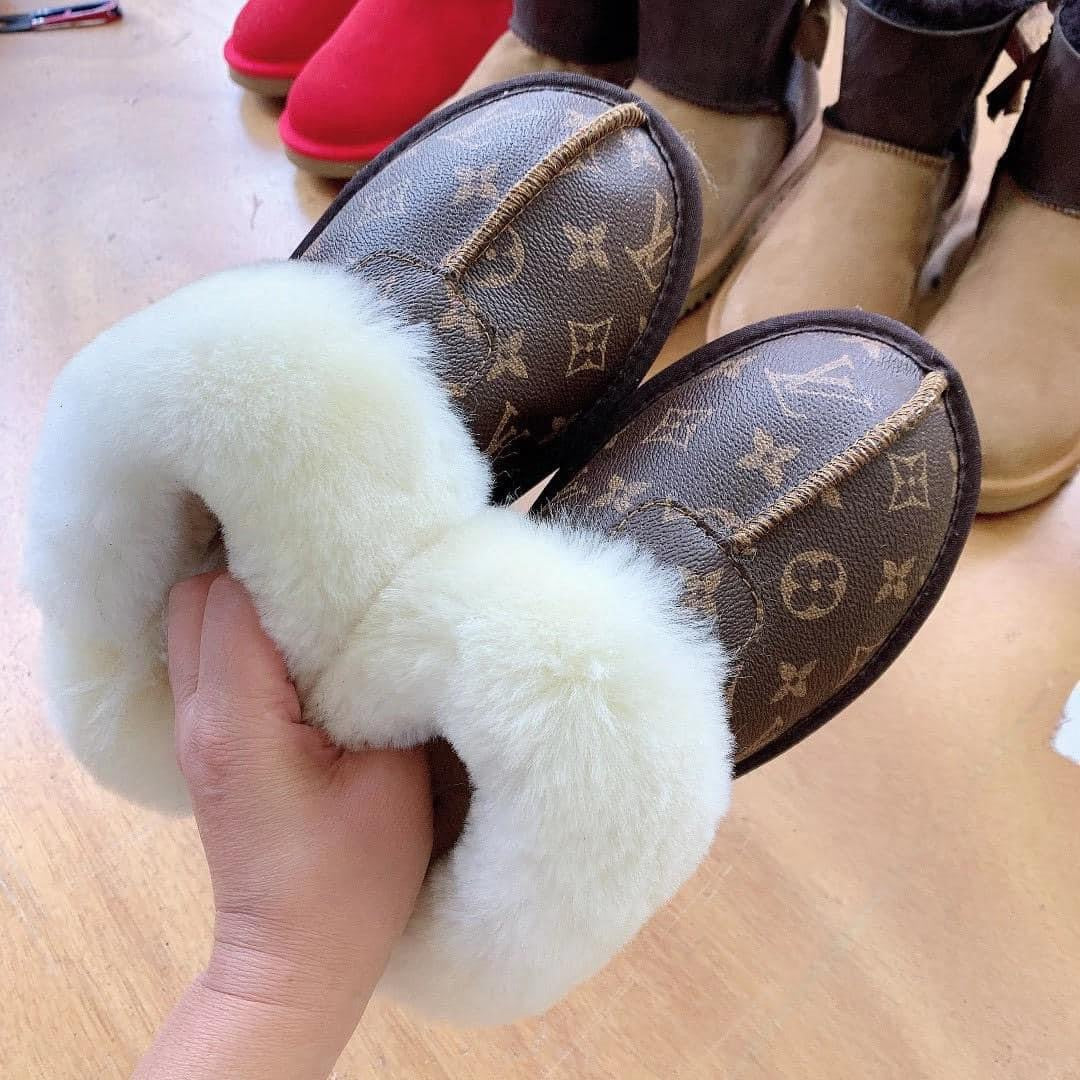 Woman’s LV Slide in’s - Main Image